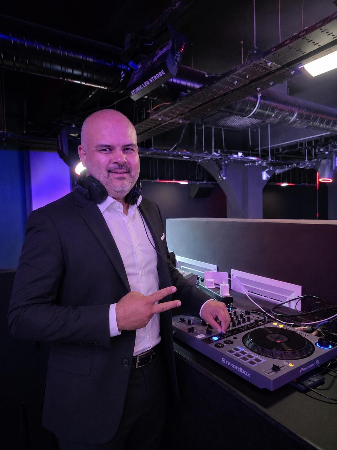 Dance Entertaining Events ( Dj Savvas Schizas)